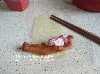 step9: 將腐皮平放 , 用濕毛巾抹一抹張腐皮 , 逐一放上鴨腳 , 豬肉