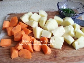 step7: 炆牛展期間將西芹去纖維 , 薯仔 , 甘旬去皮 , 分別將西芹切段 , 薯仔及甘旬切件