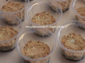 step4: 預備杯仔，先放一層Oreo餅碎，唧上適量忌廉。