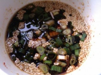 step5: 備冷開水1大匙，放入3大匙日式和風醬油、香油1中匙、香蒜粒及七味粉少許、白芝麻適量，均勻攪拌