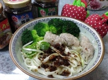 step4: 撈起加人一小匙的牛頭牌紅葱肉燥~和一小匙的醬油~ 香噴噴的肉燥乾麵就完成囉~