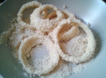 step3: 將洋蔥圈沾勻粉漿，立刻再沾上麵包糠