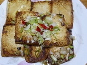 step5: 兩面都煎的焦香，再下蔥蒜、淋入醬油，起鍋前在灑上蔥花增色，美麗又漂亮的豆腐就完成了。