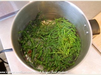 step2: 海蘆筍洗淨後，泡水十分鐘已去除些許鹽份，再放入滾水中川燙2~3分鐘。