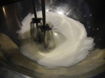 step4: 打發55g蛋白至七八分，這次沒有加蛋白粉，所以打出來的蛋白比較沒有那麼光亮穩定