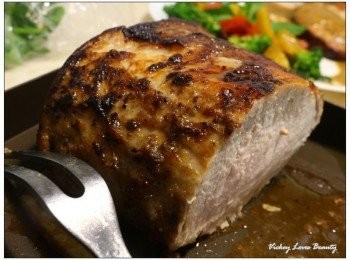 step4: 烤至微焦的豬里肌移出烤箱時，靜置5分鐘之後使其內部更加熟成後再進行切片