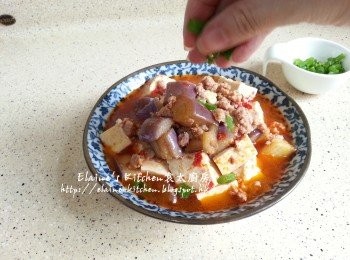 step9: 將材料放上碟 , 最後灑上蔥粒即可