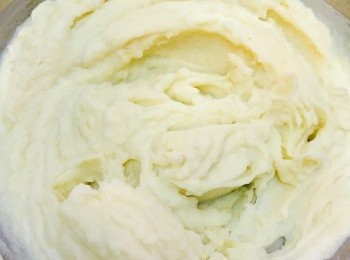 step2: 用叉或湯匙將薯仔壓爛，加入牛油邊壓邊攪拌至牛油完全溶化。加入忌廉攪拌均勻成滑薯蓉。