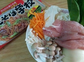 step1: 洋蔥 ( 切絲 ); 紅蘿蔔 ( 切絲 ); 高麗菜 ( 切絲 ); 小松菜 ( 切小段 ) 雞柳洗淨切絲後用米酒和鹽 , 麻油醃半小時