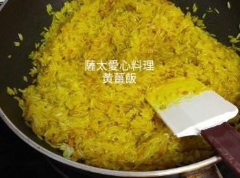 step1: 燒熱鑊，下少許橄欖油，炒香蒜容，下黄薑粉，细火炒香，下米炒匀。