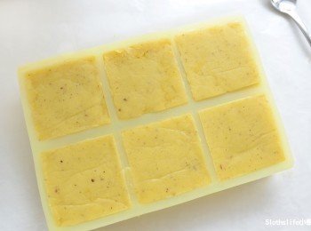 step7: 將綠豆仁泥在模具裡面壓緊壓實