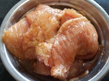 step2: 用雞粉，糖，胡椒粉，麻油，瑞士雞汁醃 1 小時