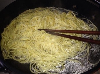 step1: 煲滾水把伊麵浸軟即撈起備用