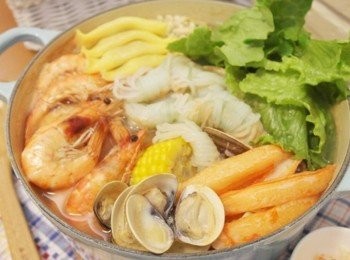 step6: 新鮮的蛤蠣和蝦子讓湯頭喝起來更是鮮甜~~~ 這一鍋滿滿營養美味呢:) 濃醇味噌香氣真是甘甜順口呀!!!