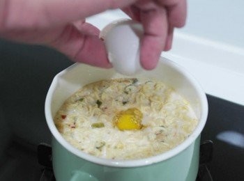 step6: 打顆蛋下去~~泡麵必備^^