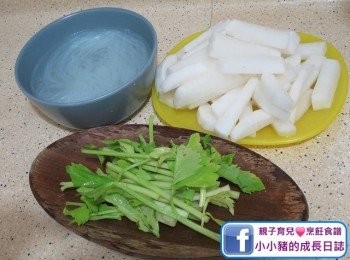 step1: 蘿蔔先去皮然後切條；芹菜切段；粉絲浸軟~