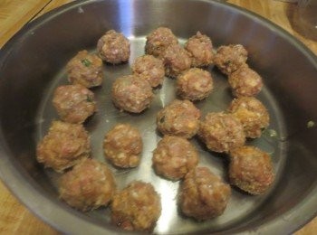 step4: 将馅搓成丸子，放入抹好油的盘中待用