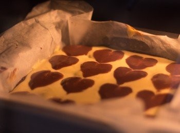 step16: 組合  ：　用牙簽於圓形中間打直一下由圓形頂拖到圓形底，變成一個不太完美的心形，之後用牙簽修正邊位