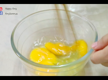 step3: 將蛋打散，再加入鹽打勻。