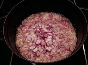 step3: 將油溫加熱至170度c(用一根筷子放入鍋裡,當筷子旁邊有小泡泡時代表油溫約170度c),放入紅蔥頭末慢慢爆香。