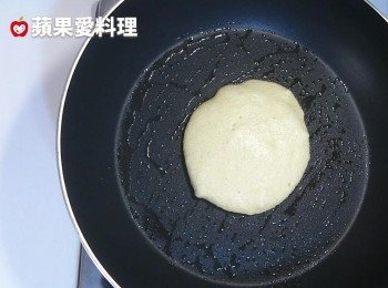 step7: 取出平底鍋，刷少許油（用各種耐高溫的油都可以；用「奶油」最香），開中小火，用「大湯勺」挖取麵糊，放入鍋裡慢煎。