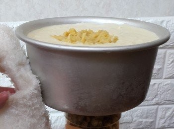 step10: 雪櫃取出，下面放個小圓柱物！
用暖毛巾圍圈抹！