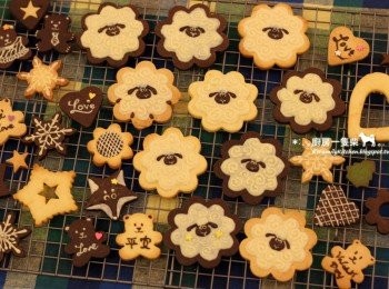 step9: 放涼的餅乾就可用「隔水加熱的融化巧克力/果醬夾餡」進行裝飾囉！（裝飾完後請密封保存）。