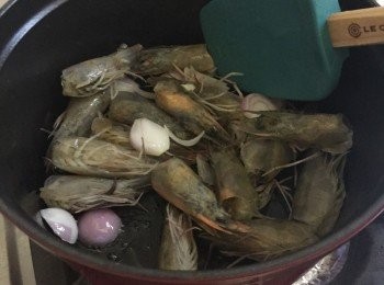 step4: 燒熱油鍋子，中火爆香乾蔥頭至香味突出後，加入蝦頭快炒