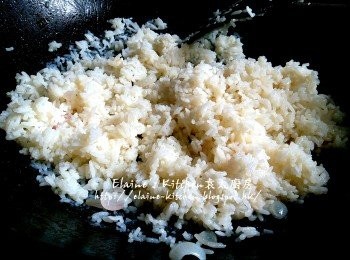 step10: 再加少許鹽及魚露拌炒飯至乾身成炒飯