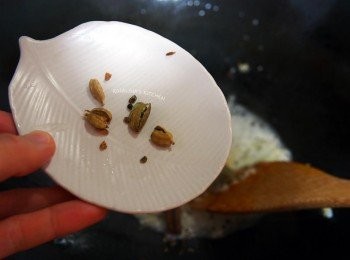 step8: 8.小荳蔻要先把他敲破，入鍋炒香。