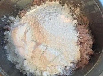 step5: 壓泥後加入所有的粉類，先用叉子混勻降溫後，