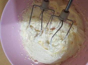 step2: (2) 室溫牛油 + 砂糖 (12 克) 放入缸內用 (1 號速) 打至鬆發。