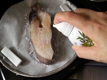 step5: 再噴上一層油於生粉上(只需噴上面一層,底部當焗時會有油流於底部,所以底部不用噴油,如沒有噴壺可以用油掃印上油)