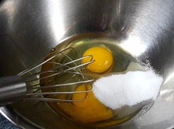 step2: 將雞蛋打入容器中，加入砂糖用手動攪拌器攪拌至砂糖融化