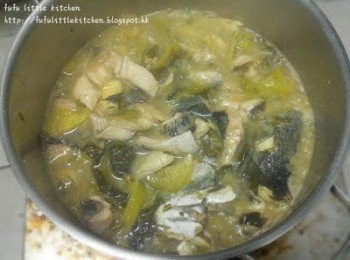 step5: 加入魚頭尾及骨與酸菜同炒，並倒入3大碗水煮滾。