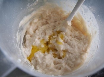 step2: 倒進啤酒和一半牛油溶液，攪拌至無顆粒，再加入檸檬皮碎