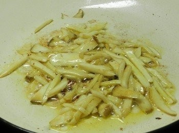 step6: 用原本的鍋，下切絲的杏鲍菇快炒(我一次炒一人份喔!!所以杏鮑菇先用一條量)