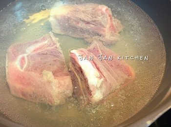 step2: 木耳先汆水，再將排骨汆水沖淨。