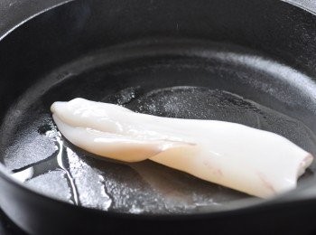 step2: 用一茶匙油煎魷魚，每邊10秒，只6成熟即可，再切圈備用。