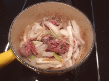 step4: 加入所有<span class="group_2">醬汁</span>煮滾,蓋上"落蓋"或鍋蓋燉煮約8-10分鐘。此時喜愛青脆口感的洋蔥,可在這個步驟中加入一起燉煮。