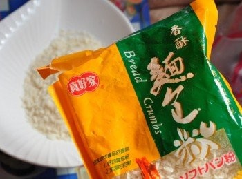 step6: 先將適量麵包粉倒入盤中