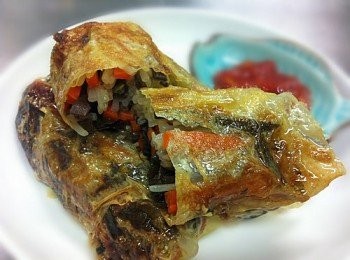 step8: 燒熱油，中火煎至腐皮卷金黃即可。