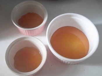 step2: 焦糖做法： 將糖及水放入小鍋內，用中火加熱，不停左右搖晃鍋子，當有咖啡焦糖時，立刻倒入烤模內
