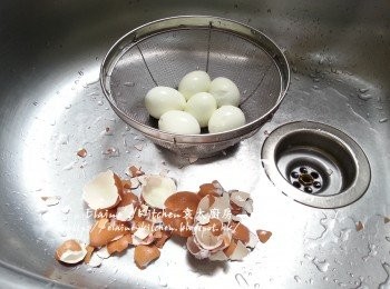 step5: 盛起雞蛋沖一沖水後去殼備用