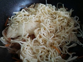 step7: 把炒麵加入弄散和料拌勻