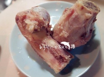 step2: 豬大骨燙血水備用