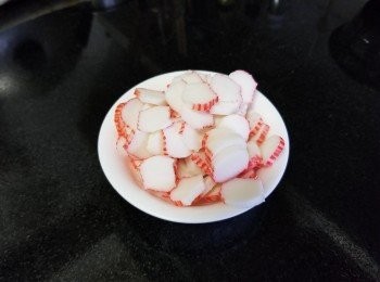 step8: 將蟹柳切片備用