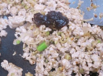 step9: － 加入<span class="group_2">調味料</span>、九層塔及檸檬葉炒勻，先試味，不夠辣加辣椒膏/粉，不夠咸加魚露，太辣/咸可加一點點糖/醋中和
－ 關火加埋青檸汁拌勻上碟，再灑上炸蒜即成