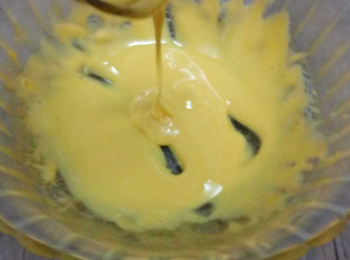 step6: 就這樣交替著加油變濃後又添白醋，直至將油和白醋添加完即可。