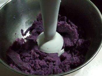 step3: 將蒸好的紫薯用手提電動攪拌器打成蓉